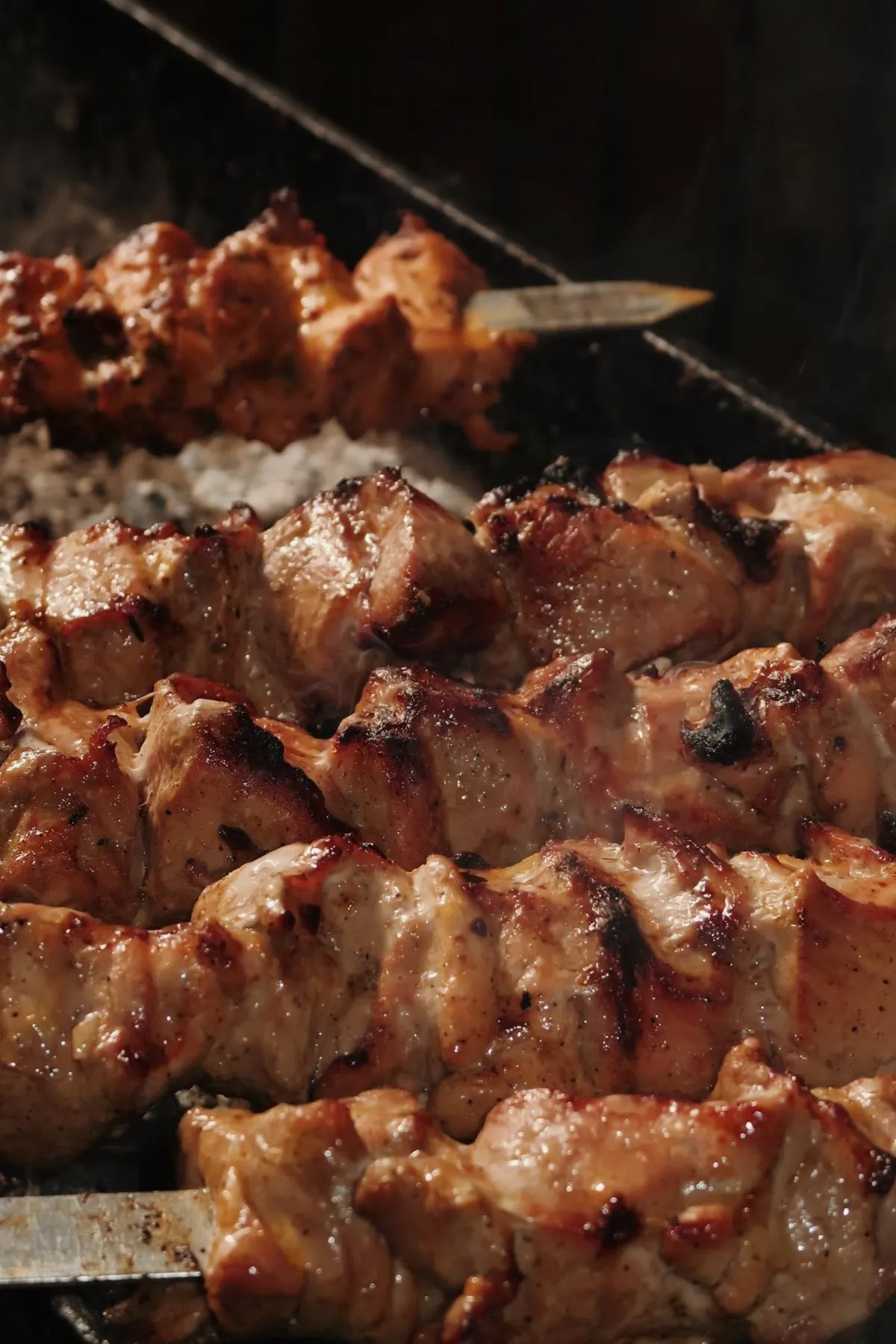 Šašliki uz iesmiem grilā tuvplānā